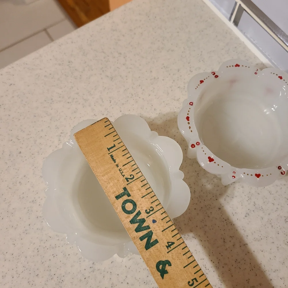 White and Floral Scalloped Ashtrays For.sale